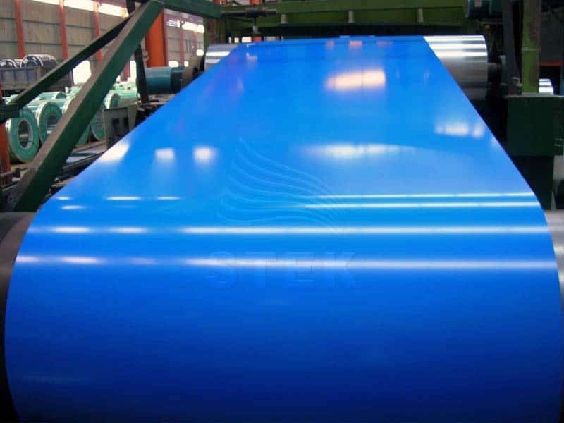 Bobina de aluminio recubierta de azul en producción